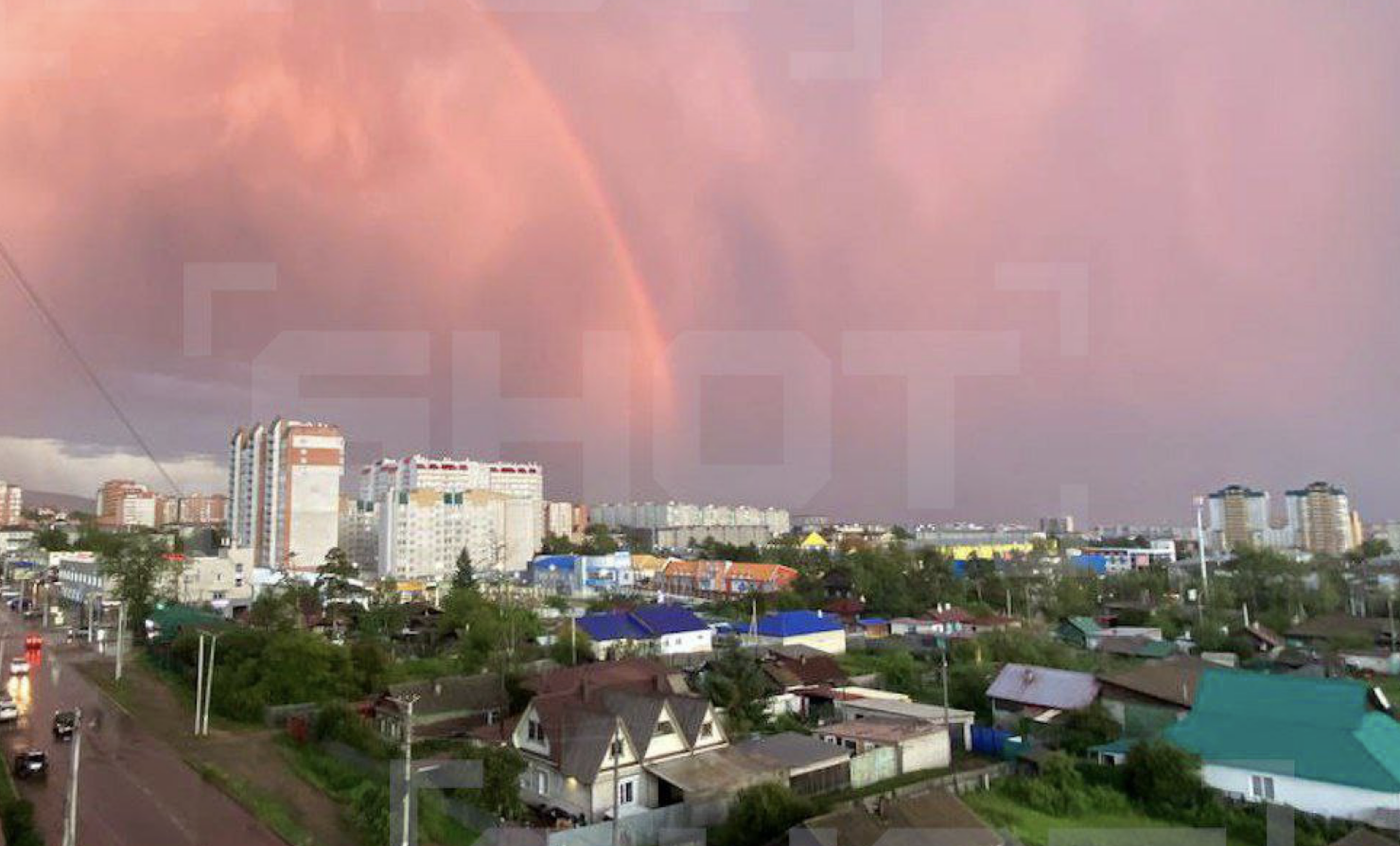 Розовые облака в небе над российским городом объяснили