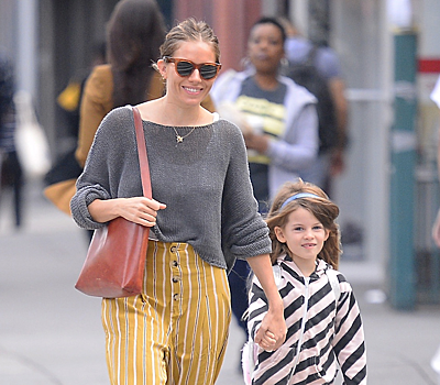 Прическа бабетта и милая беззубая улыбка: смотрим на очаровательную дочь Сиенны Миллер