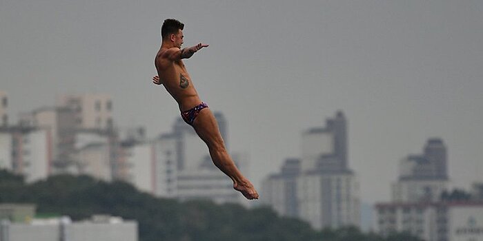 Россиянин Федотов занял третье место этапе серии Cliff Diving по хайдавингу в Париже