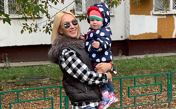 #мимимидня: годовалая дочь Леры Кудрявцевой учится самостоятельно одеваться