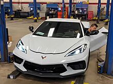 Процесс замены масла на новом Corvette C8 2020 года от GM показали на видео