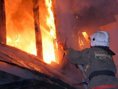 Многоквартирный дом загорелся в Ленинградской области