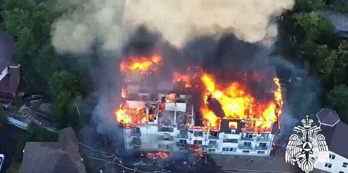 Полсотни человек эвакуировали из полыхавшей 4-этажки в Сочи