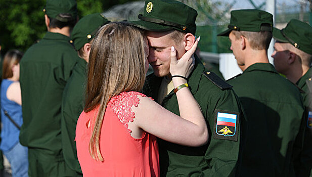 "Весенние" призывники: крымские новобранцы отправились служить на материк