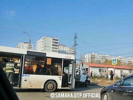 В Самаре на Ташкентской автобус с пассажирами влетел в грузовую "Газель"