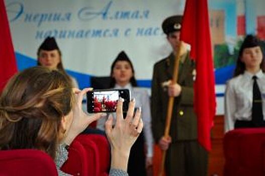 На Барнаульской ТЭЦ-2 СГК прошел концерт учеников подшефной школы
