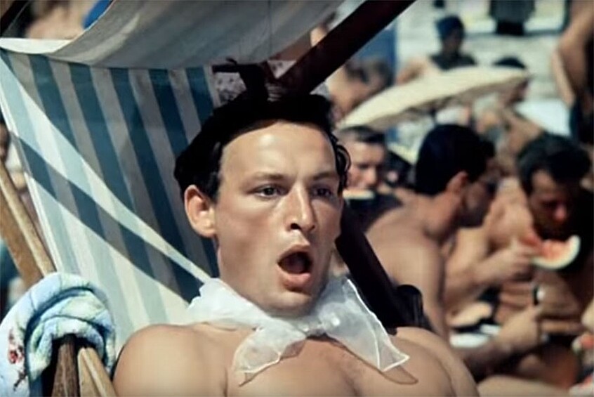Эпизодическую роль простого отдыхающего на пляже в фильме "Полосатый рейс" сам Василий Лановой называл своей лучшей ролью в кино, поскольку, по словам актера, "там некогда было ошибиться".