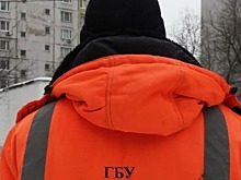 На бульваре Матроса Железняка трактор перекрыл выезд с парковки снеговой кучей