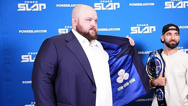 Василий «Пельмень» Камоцкий нанесет символический удар по мячу перед футбольным матчем «Енисей» — «Чайка»