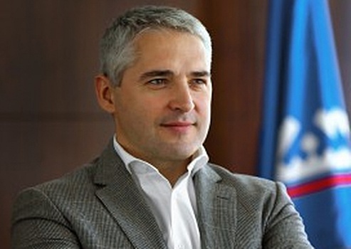 Ургант похвалил мэра Ноябрьска за дорогу на кладбище