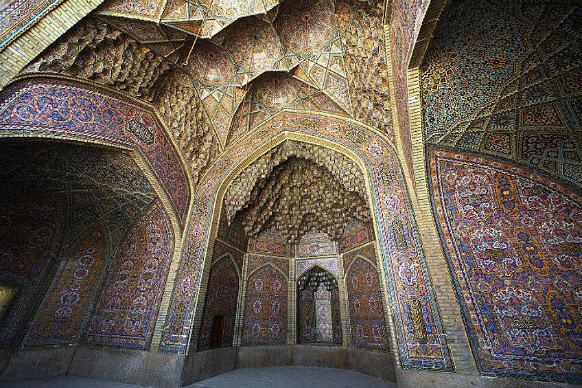 Изразцовая отделка стен в мечети Насир-ол Молк в городе Шираз. Мечеть роз, как ее еще называют, была построена в XIX веке и является одной из главных достопримечательностей города.  