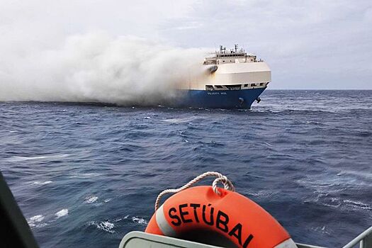 Потушить судно с тысячами авто мешают электрокары