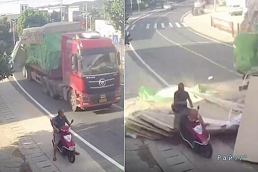 Выпавший из грузовика груз лишил точки опоры зазевавшегося мотоциклиста