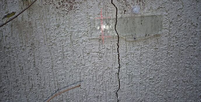 На трещины фасада дома № 105/5 по Буденновскому проспекту установлены маяки