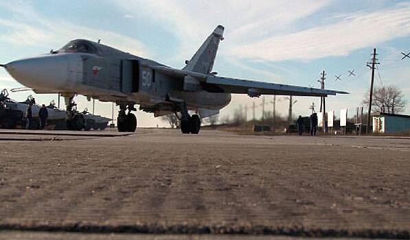 Экипажи Су-24М готовятся к параду в честь годовщины Сталинградской битвы