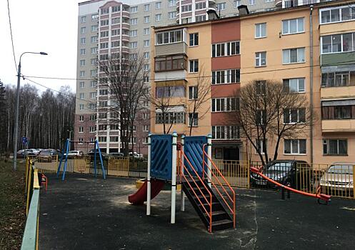 Детские и спортивные площадки отремонтируют на территории начальной школы №480 имени Талалихина