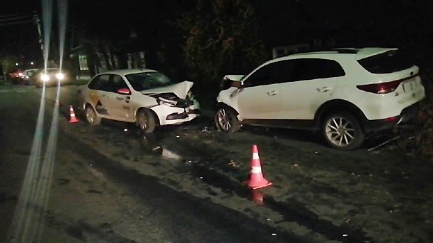 Такси врезалось в иномарку в Городце: пострадали два человека