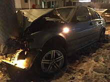 «Водитель в коме, у пассажира переломы»: на Южном Урале девушка за рулём BMW влетела в электроопору