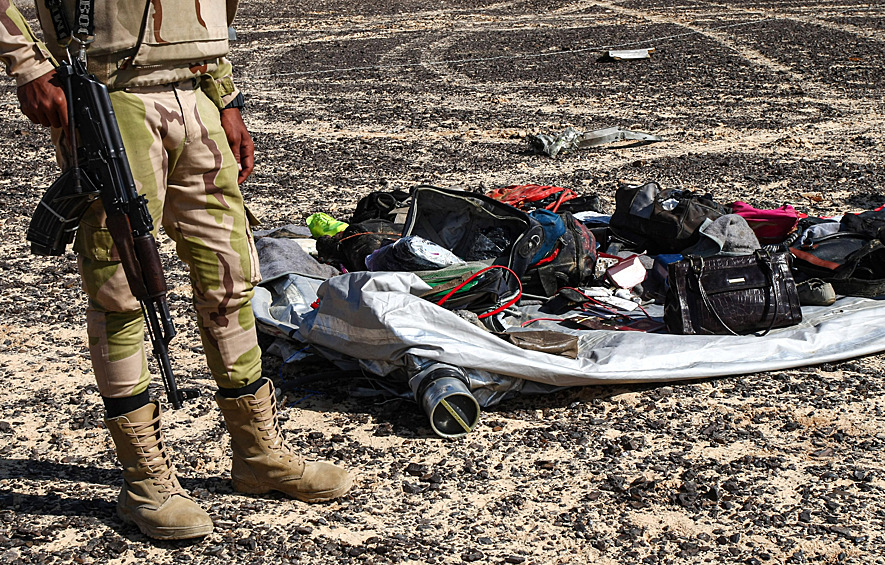 Личные вещи пассажиров на месте крушения самолета Airbus A321 авиакомпании "Когалымавиа", 2015 год