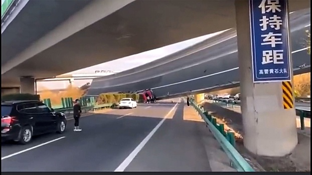В Китае мост рухнул на шоссе и раздавил машины