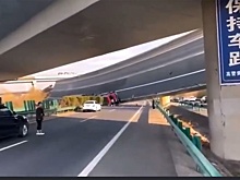 В Китае мост рухнул на шоссе и раздавил машины