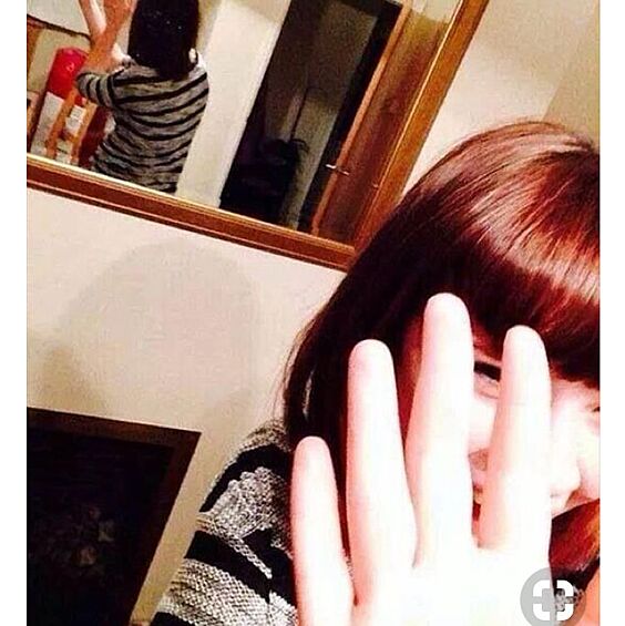 Девушка пыталась сделать вид, что ее случайно сфотографировал любимый, но зеркало не смогло промолчать.