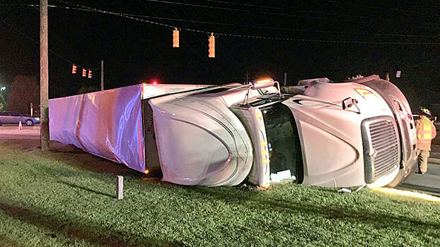 В США перевернулся грузовик с 18 тоннами водки