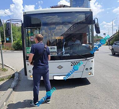 Легковушка подрезала автобус: в Ростове на проспекте Сиверса произошло ДТП