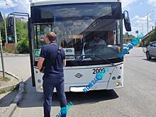 Легковушка подрезала автобус: в Ростове на проспекте Сиверса произошло ДТП