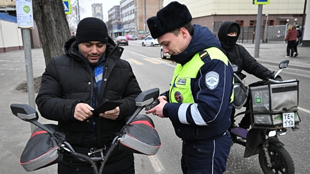 Власти Санкт-Петербурга запретили иностранцам работать курьерами