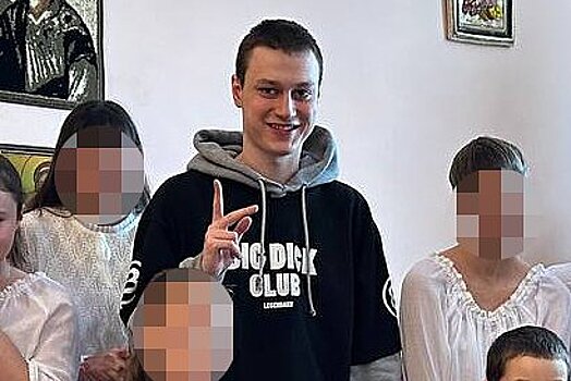 Депортированный из России Некоглай посетил детдом в кофте с непристойной фразой