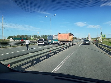На выезде из Калининграда столкнулись пассажирский автобус и песковоз