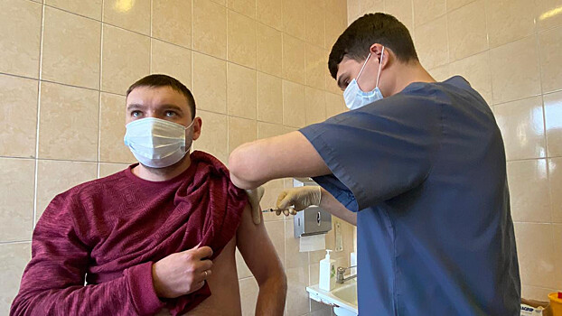 Самый крупный пункт вакцинации в Приморье получил медтехнику от Партии