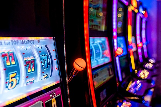 Сенаторы предлагают запретить должникам по алиментам играть в азартные игры