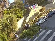 Компания молодых людей пережила аварию в салоне упавшего с лестницы автомобиля