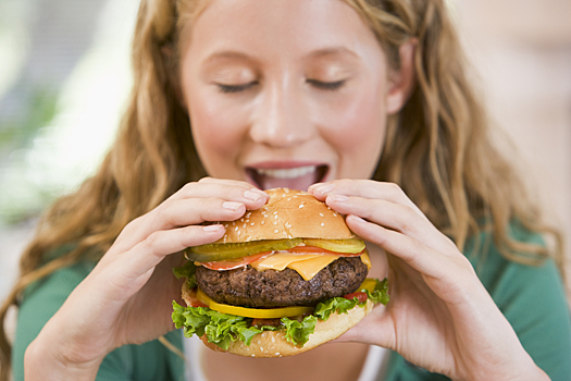 Девушка ест только гамбургеры из-за редкой болезни