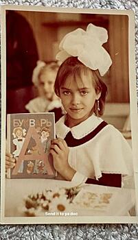 Ирина Шейк показала свое архивное фото школьных лет, проведенных в России