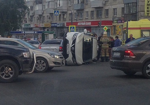 «Там была такая суматоха!»:На улице XXII Партсъзда «Ниссан» завалился на бок