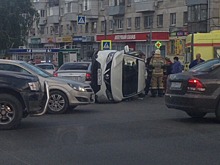 «Там была такая суматоха!»:На улице XXII Партсъзда «Ниссан» завалился на бок