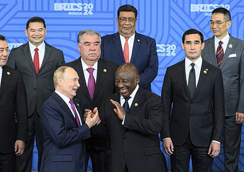 Путин сфотографировался с главами делегаций на саммите БРИКС