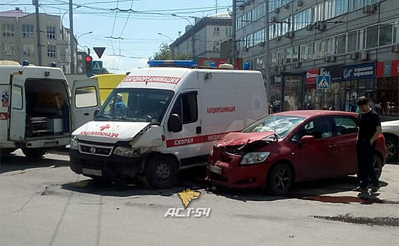 В тяжелого больного на скорой помощи въехала Toyota