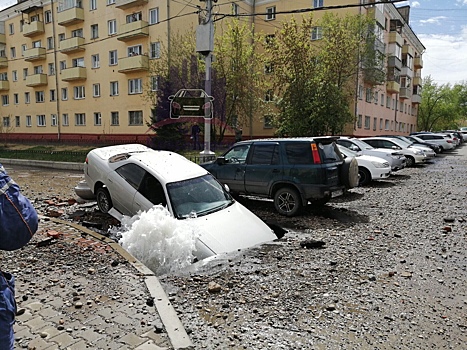 В Красноярске автомобиль провалился под землю