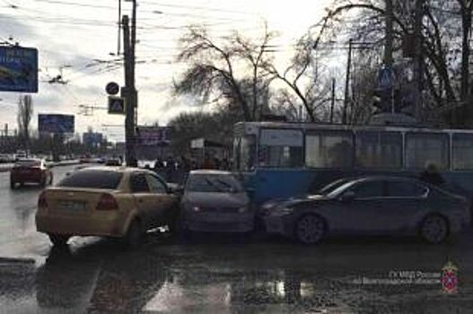 Волгограде в ДТП с троллейбусом, Lexus и еще 2 машинами пострадала женщина