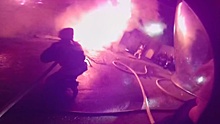 Экшн-ролик с первого дубля: пожарный из Екатеринбурга снял на видео процесс тушения огня
