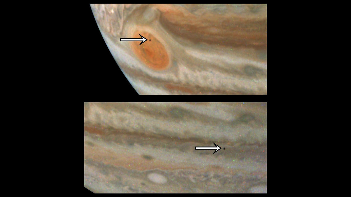 NASA поймала редкий кадр прохода 5-й луны Юпитера через «Большое красное пятно»