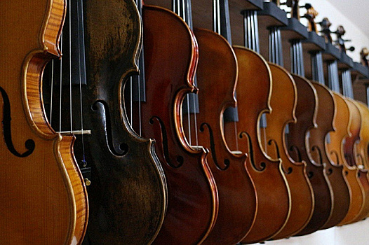 Бразильский проект делает скрипки из ПВХ для детей