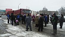 Граждане пытаются задержать начальника полиции за хищение телефона (ВИДЕО)