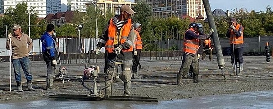 В Омске на Зеленом острове залили бетонную площадку под колесо обозрение