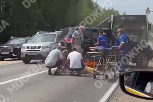 В Подмосковье автобус протаранил легковушку и попал на видео