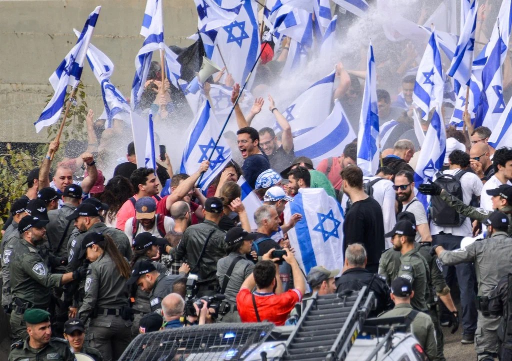 СМИ: в Израиле после отставки министра обороны начались стихийные протесты оппозиции